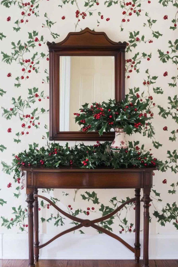 Traditional Holly and Ivy Wallpaper