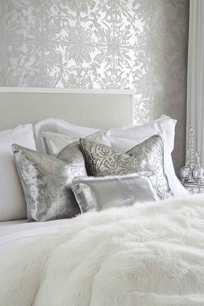 Snowflake Pattern Wallpaper in Silver and White