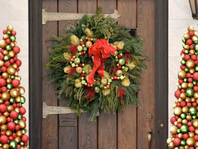 15 Christmas Door Decorations Ideas to Spread Holiday Cheer in 2025