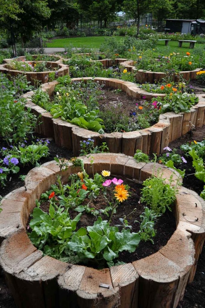 Keyhole-Shaped Raised Bed with Central Compost Hub