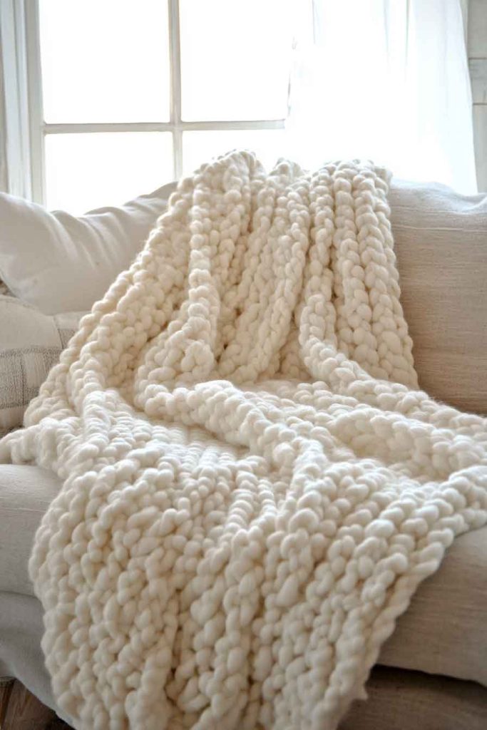 Hand-Knitted Chunky Blanket in Soft Cream Yarn